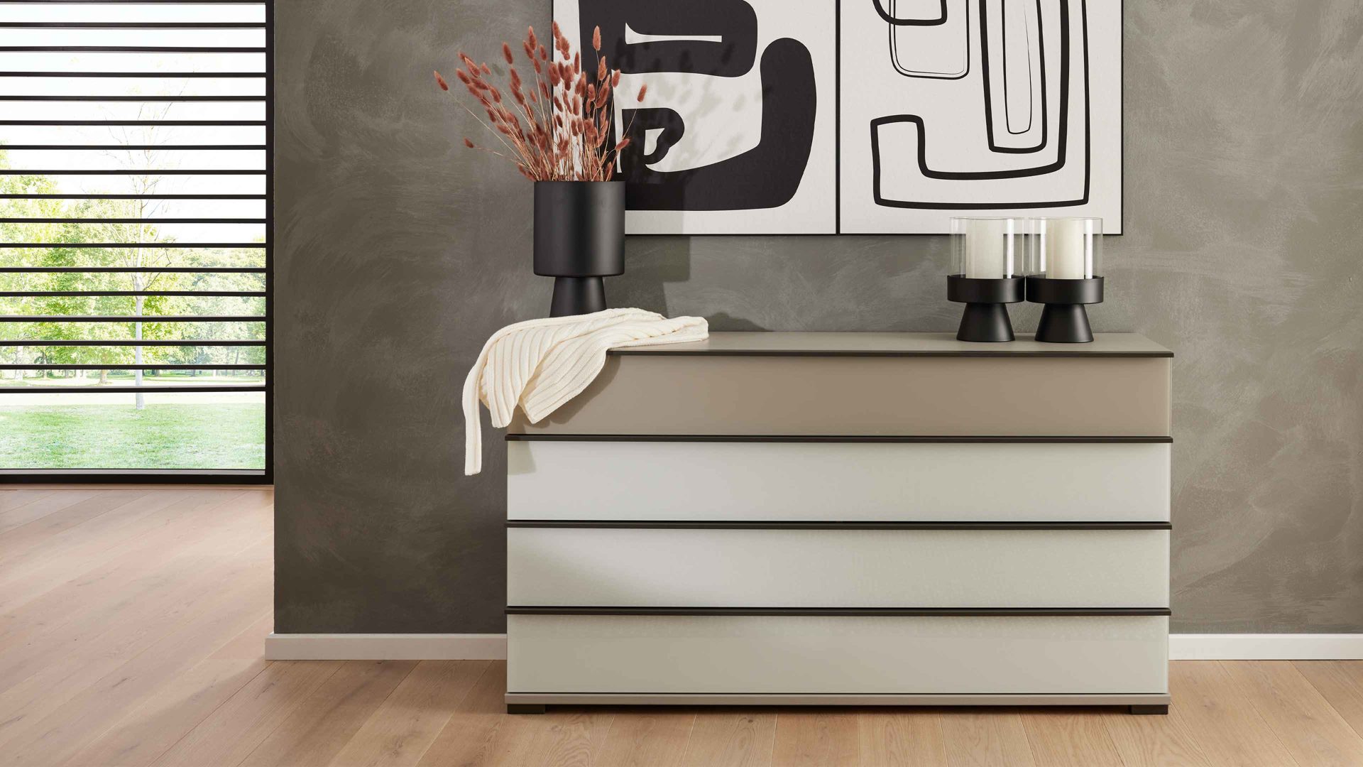 Schubladenkommode Interliving aus Holz in Hellgrau Interliving Schlafzimmer Serie 1032 – Schubladenkommode Kieselgrau & Weiß - vier Schubladen, Breite ca. 149 cm