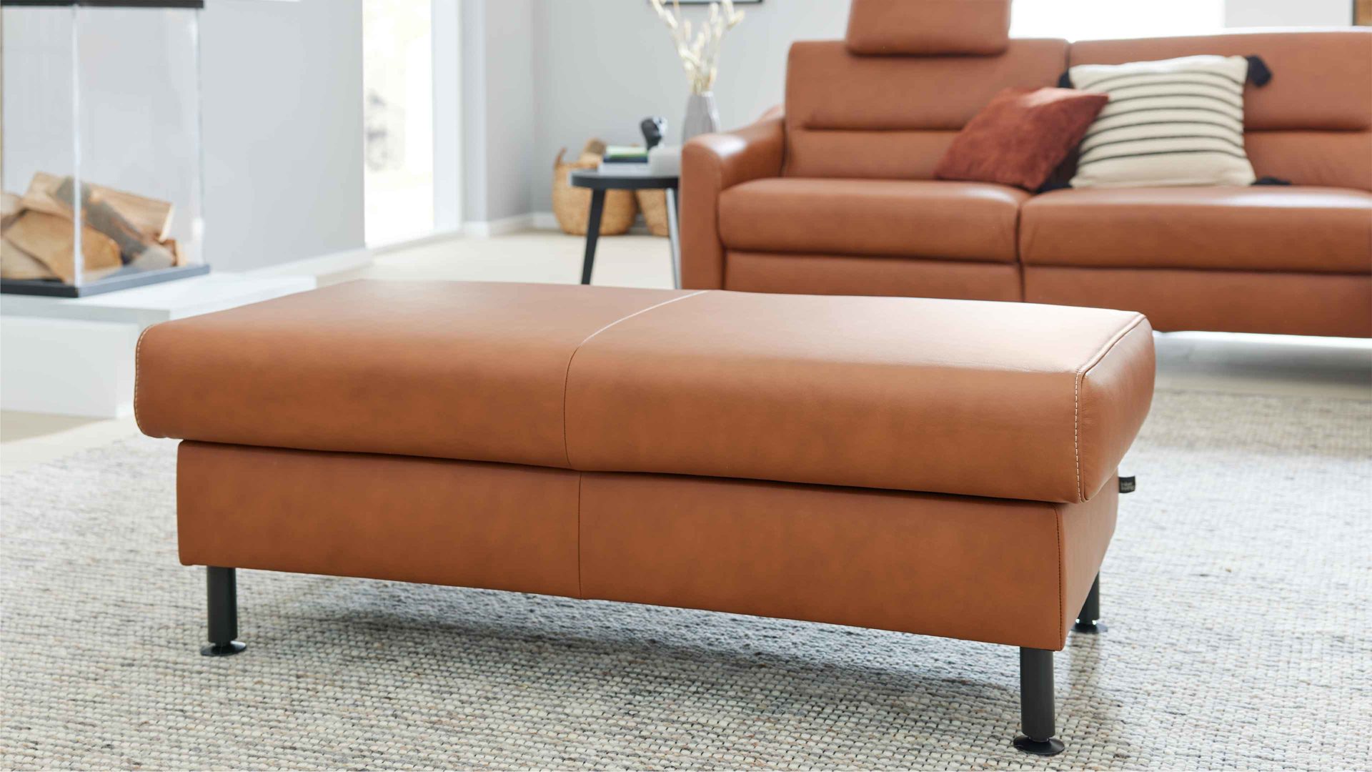 Polsterhocker Interliving aus Leder in Orange Interliving Sofa Serie 4355 – XXL-Polsterhocker parkettfarbenes Leder Torro – ca. 131 x 68 cm