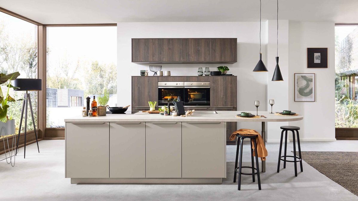 Einbauküche WERT KÜCHE® aus Holz in Grau WERT KÜCHE® Mattea mit Einbaugeräten und großer Kücheninsel Kieselgrau & Nebraska Eiche - zweiteilig