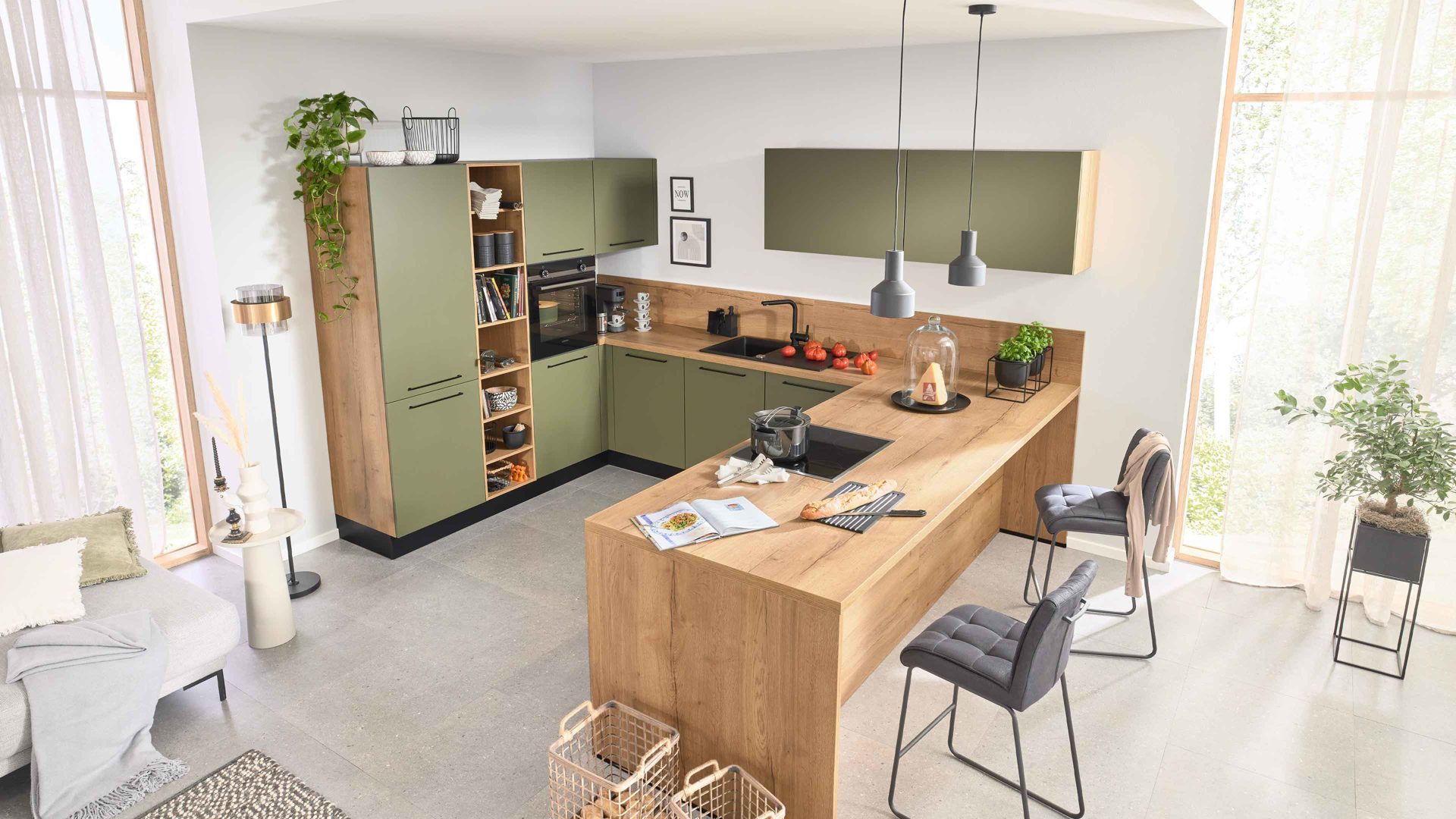 Einbauküche Interliving aus Holz in Grün Interliving Küche Serie 3065 mit SIEMENS-Einbaugeräten Olive & Eiche Ventura – Stellfläche ca. 350 x 278 cm