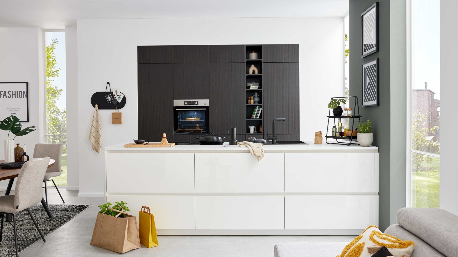 Einbauküche Interliving aus Holz in Dunkelbraun Interliving Küche Serie 3069 mit AEG-Einbaugeräten Stripe Wood Coffee & Hochglanz Weiß – zweizeilig
