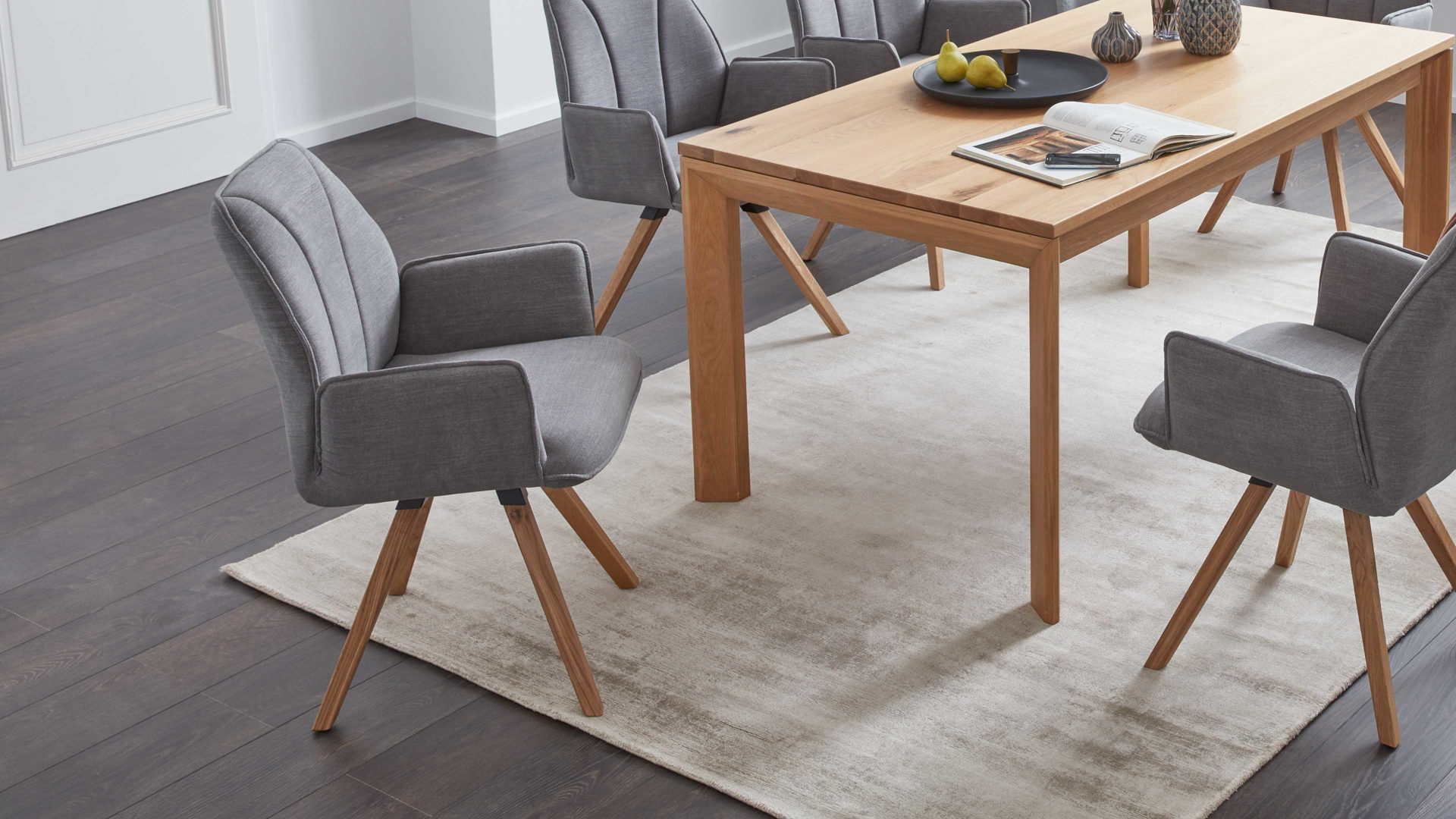 Polsterstuhl Interliving aus Stoff in Grau Interliving Esszimmer Serie 5102 – Armlehn-Polsterstuhl kieselfarbener Webstoff Tirol 489 & Eiche