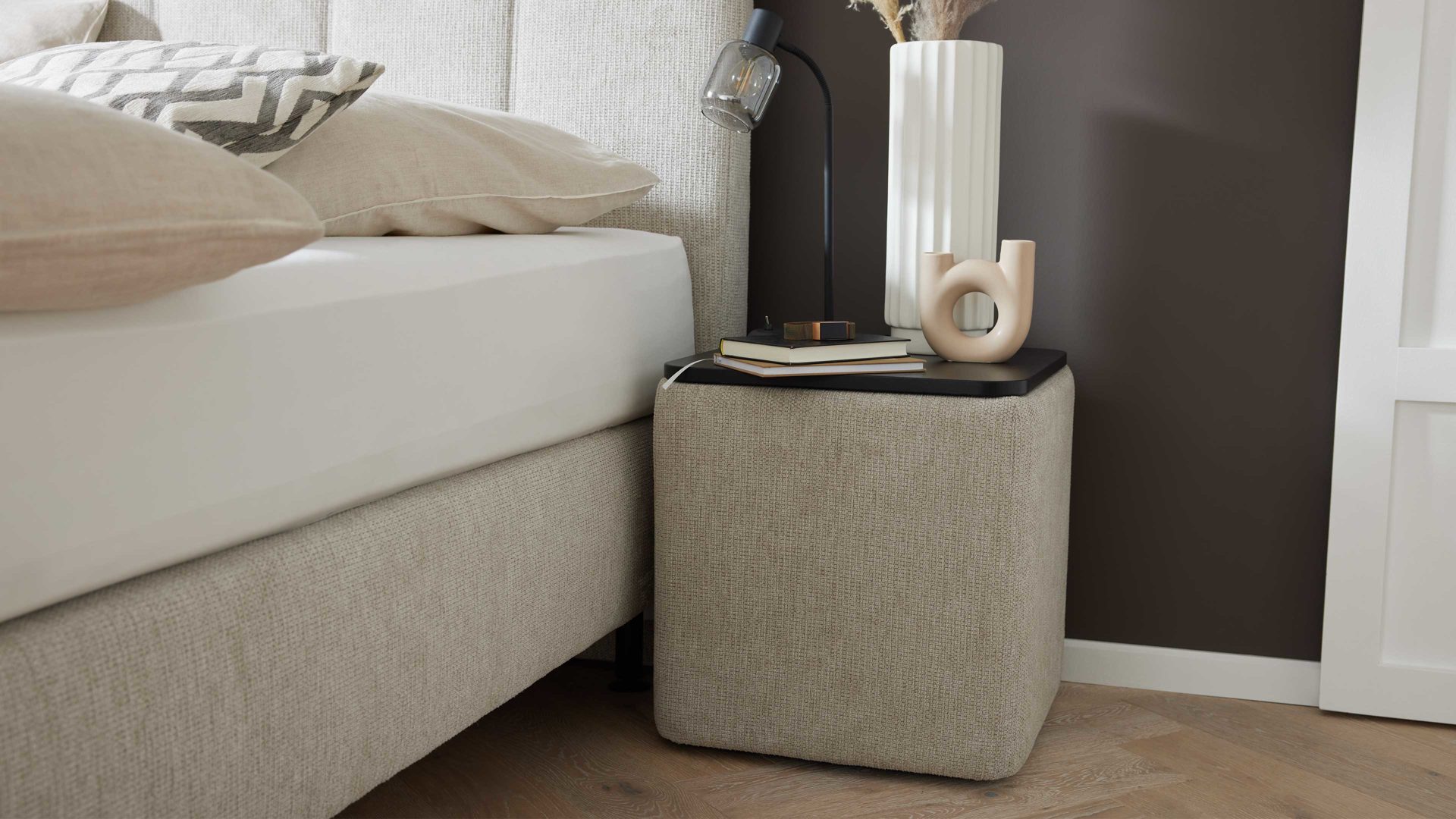 Nachttisch Interliving aus Stoff in Beige Interliving Boxspringbett Serie 1418 - Nachtkonsole mit Ladefeld naturfarbener Webstoff Famosa