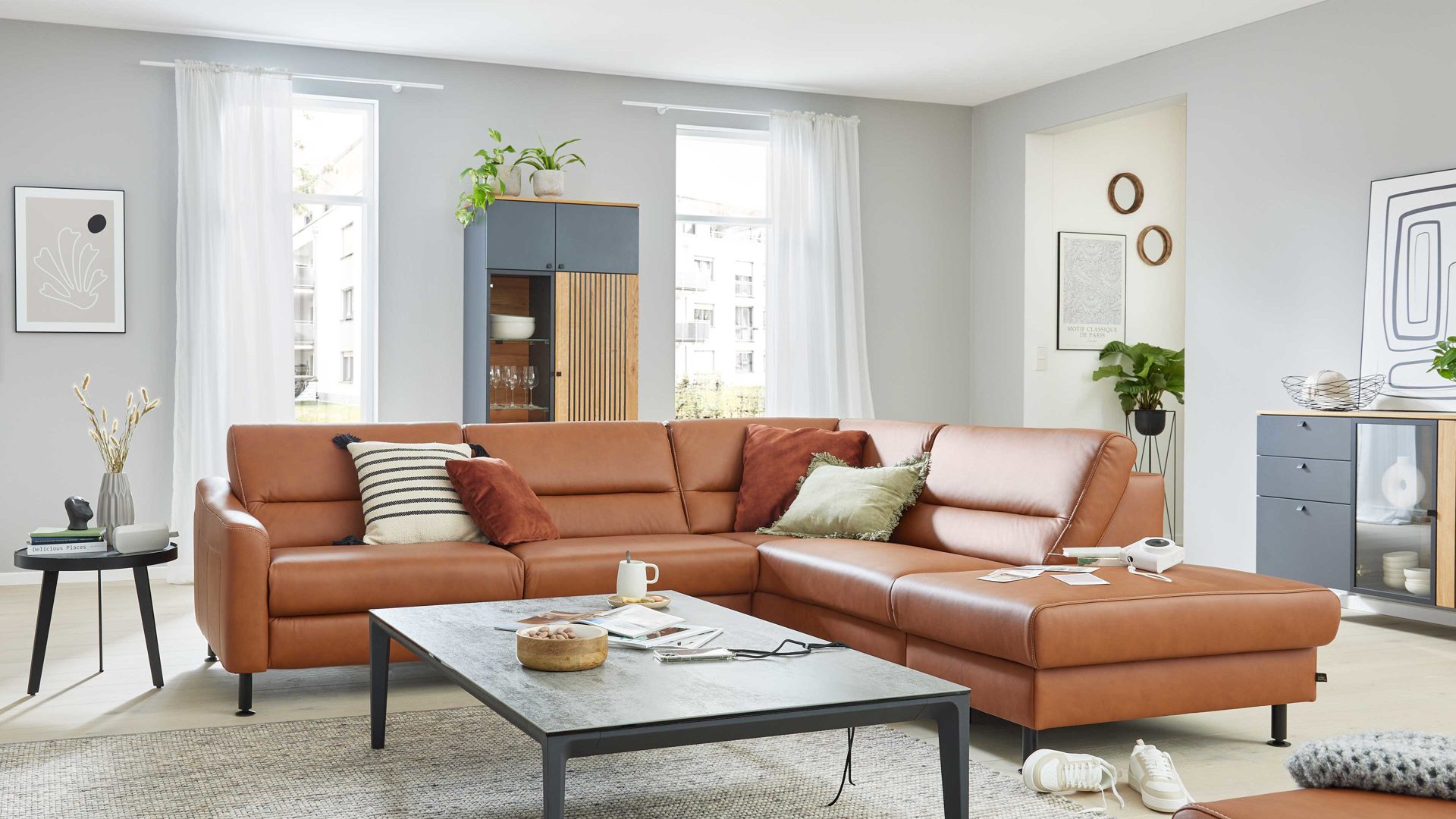 Ecksofa Interliving aus Leder in Orange Interliving Sofa Serie 4355 – Ecksofa mit Federkernpolsterung parkettfarbenes Leder Torro – Stellfläche ca. 248 x 238 cm