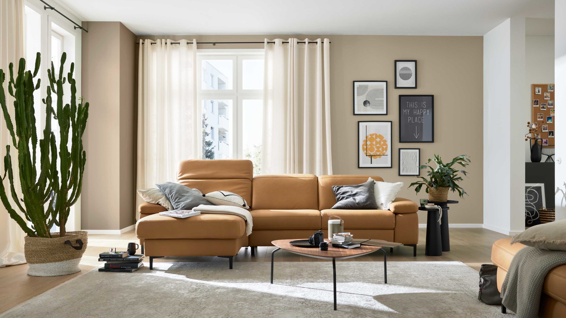 Ecksofa Interliving aus Stoff in Orange Interliving Sofa Serie 4064 - Ecksofa kurkumafarbene Mikrofaser Galero Punto & Fuß W003-01 - Stellfläche ca. 275 x 176 cm