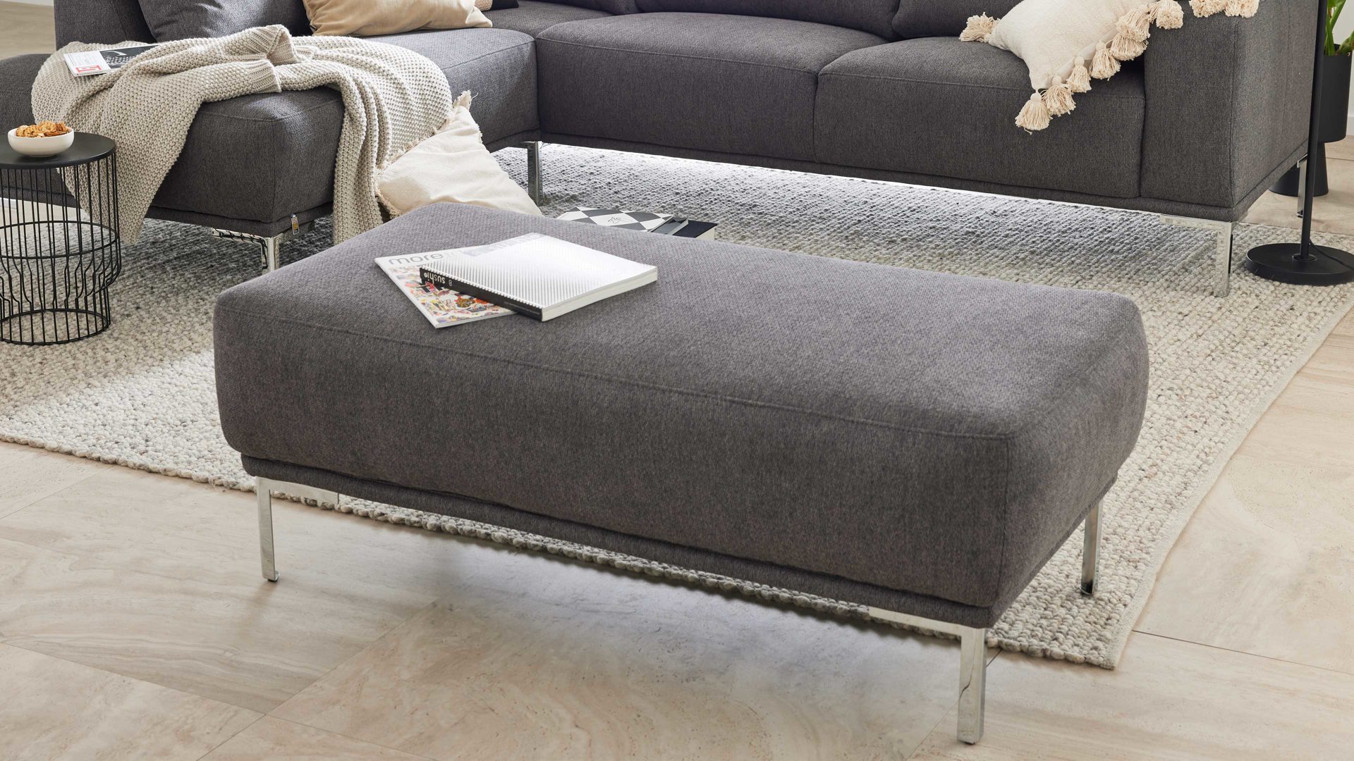 Polsterhocker Interliving aus Stoff in Dunkelgrau Interliving Sofa Serie 4255 – XXL-Polsterhocker grauer Bezug Comora 9853 & silberfarbene Metallfüße 4.26 - ca. 125 x 65 cm