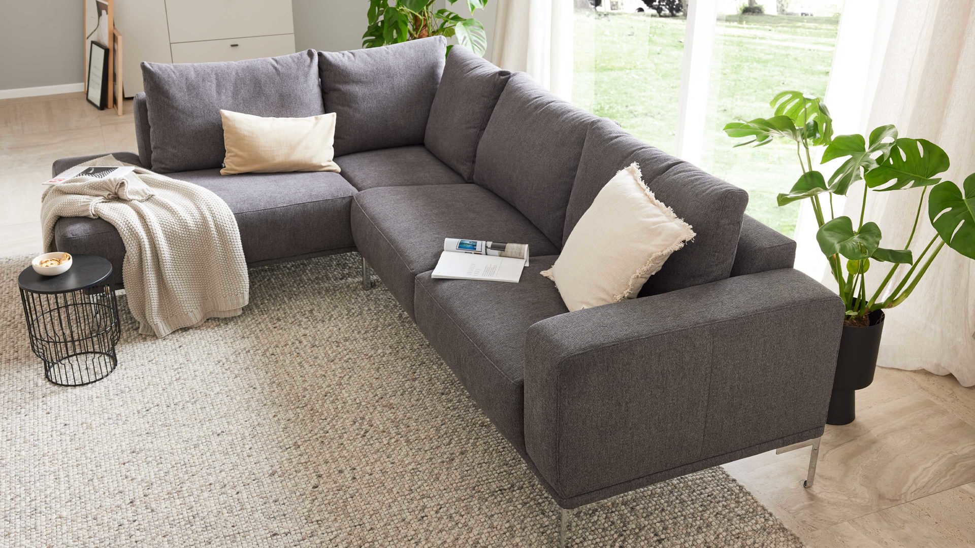 Ecksofa Interliving aus Stoff in Dunkelgrau Interliving Sofa Serie 4255 – Ecksofa grauer Bezug Comora 9853 & silberfarbene Metallfüße 4.26 - Stellfläche ca. 185 x 255 cm