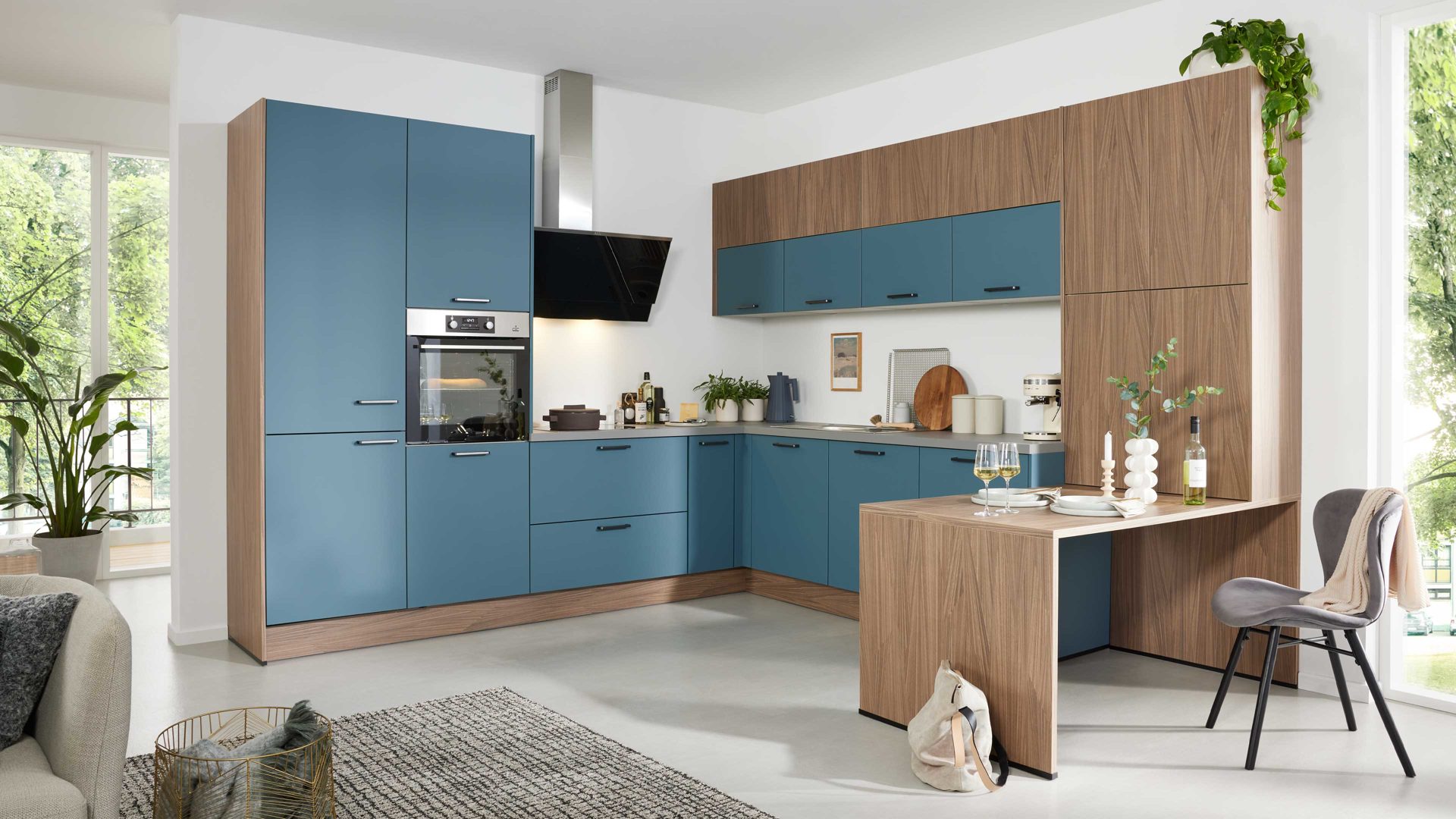 Einbauküche WERT KÜCHE® aus Holz in Blau WERT KÜCHE® Mattea Color mit AEG Einbaugeräten Stahlblau & Akoni Wood - Stellfläche ca. 307 x 327 cm