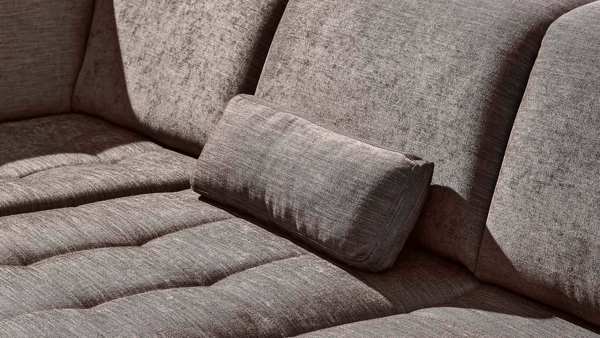 Einzelkissen Interliving aus Stoff in Braun Interliving Sofa Serie 4250 – Nierenkissen brauner Bezug Brisbane 9591 - Länge ca. 60 cm