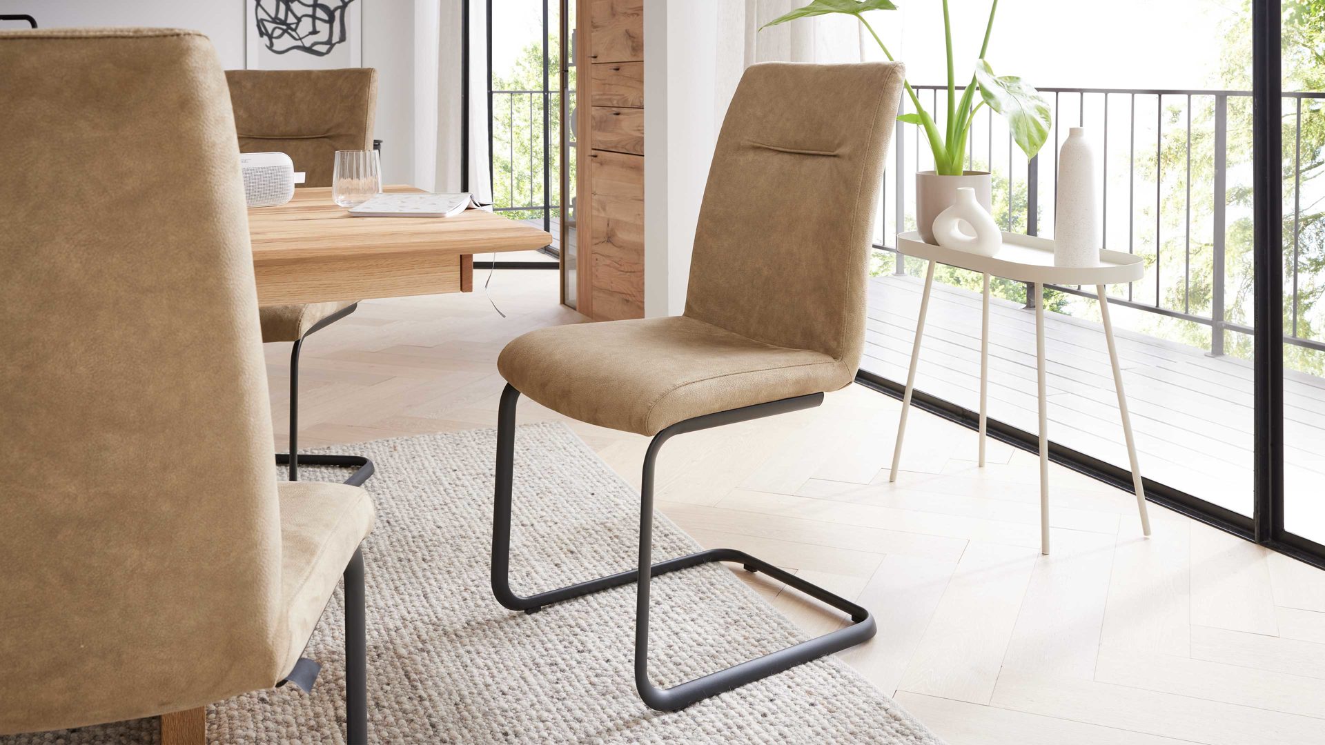 Schwingstuhl Interliving aus Stoff in Beige Interliving Esszimmer Serie 5604 - Schwingstuhl papyrusfarbener Bezug Hanoy & anthrazitfarbenes Metall