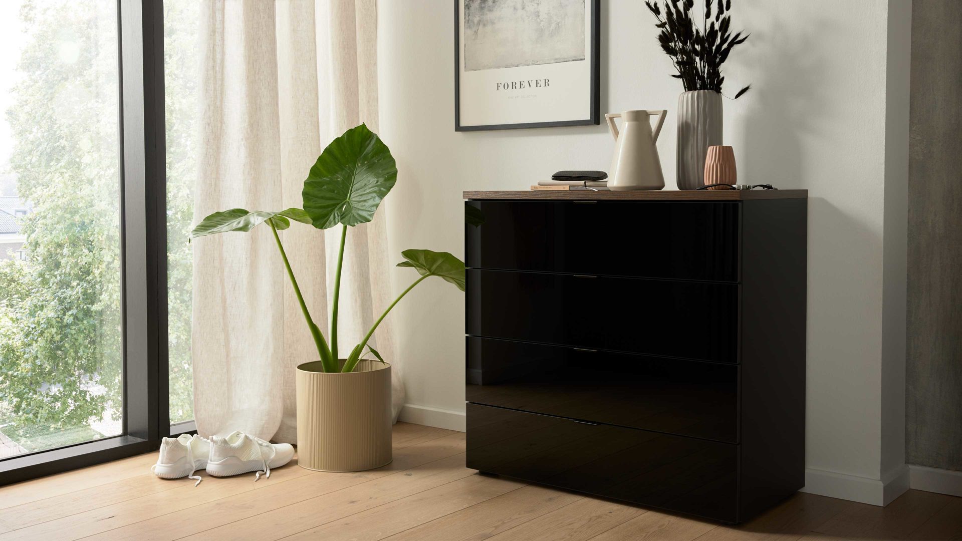 Schubladenkommode Interliving aus Holz in Schwarz Interliving Kleiderschrank Serie 1208 - Schubladenkommode Schwarzglas & Atlantic Eiche - vier Schubladen, Breite ca. 58 cm