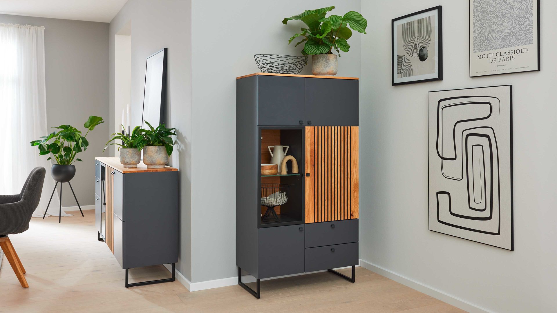 Highboard Interliving aus Holz in Dunkelgrau Interliving Esszimmer Serie 5605 – Highboard 5774 quarzgrauer Lack & Charakter-Eiche - fünf Türen, zwei Schubladen, Breite ca. 86 cm