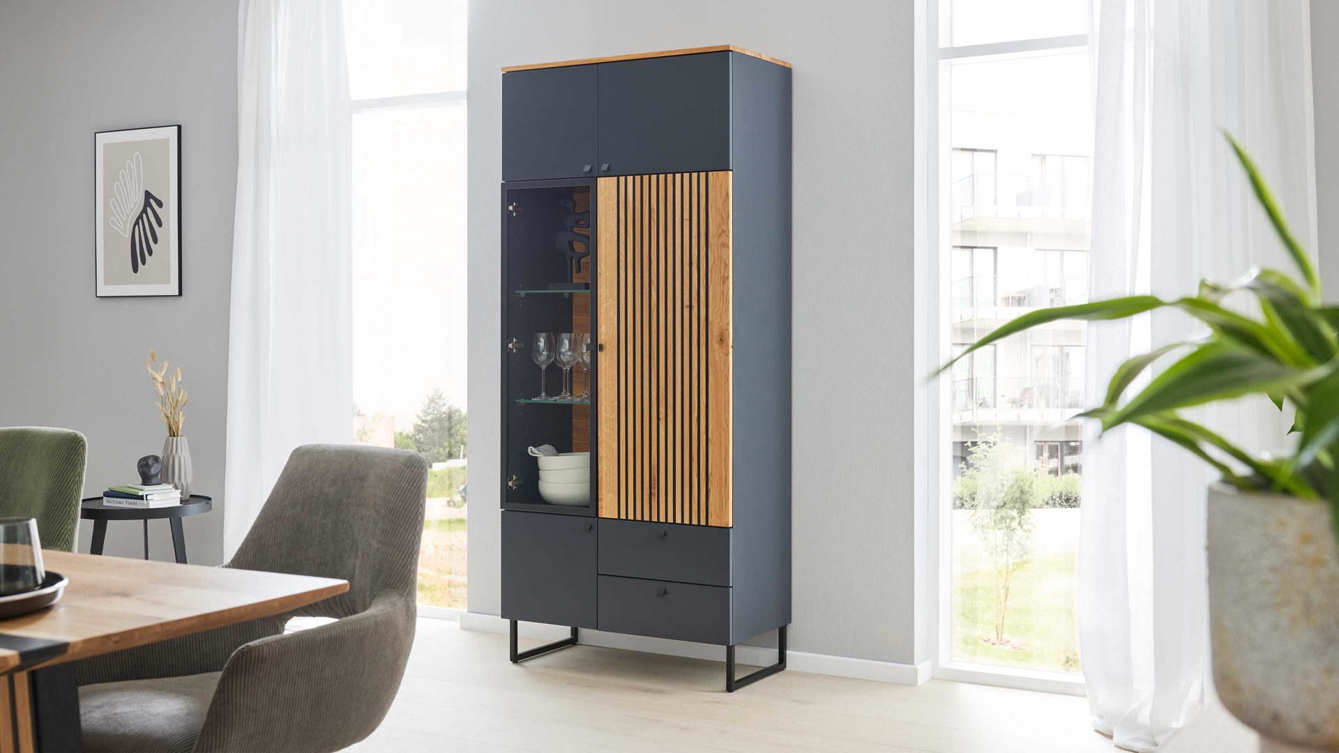 Vitrine Interliving aus Holz in Dunkelgrau Interliving Esszimmer Serie 5605 – Vitrine quarzgrauer Lack & Charakter-Eiche - fünf Türen, zwei Schubladen, Höhe ca. 194 cm