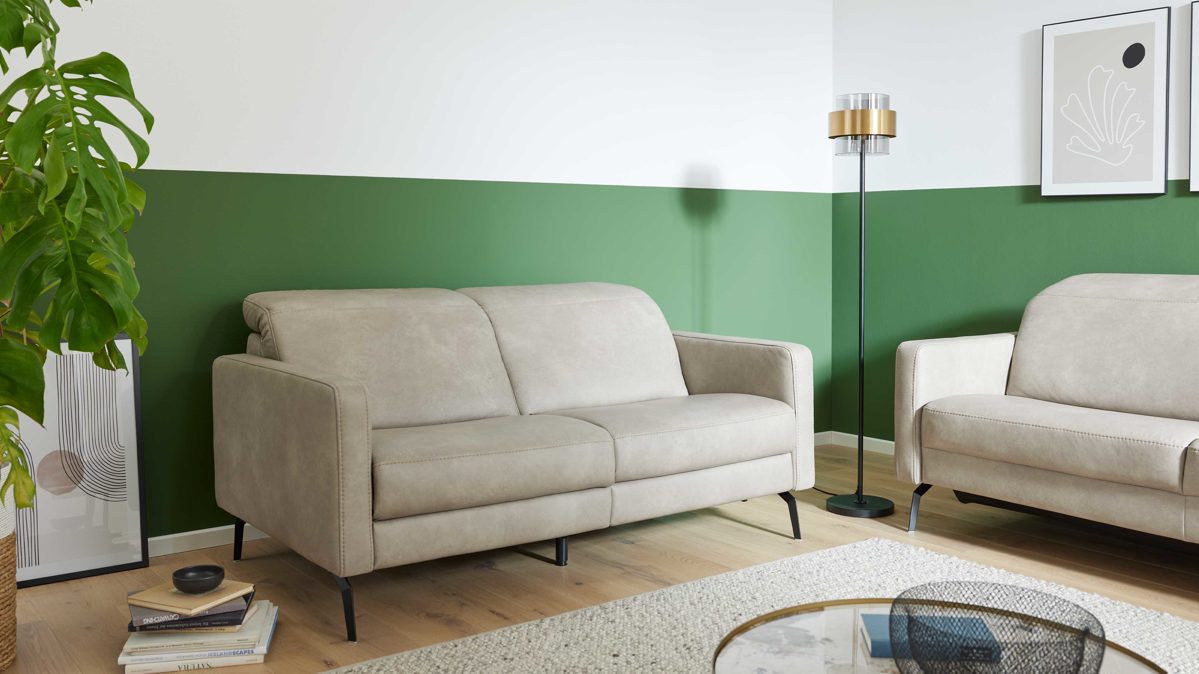 2,5-Sitzer Interliving aus Leder in Grau Interliving Sofa Serie 4065 – 2,5-Sitzer kieselfarbenes Leder Cloudy gravel & schwarze Metallfüße – Länge ca. 210 cm