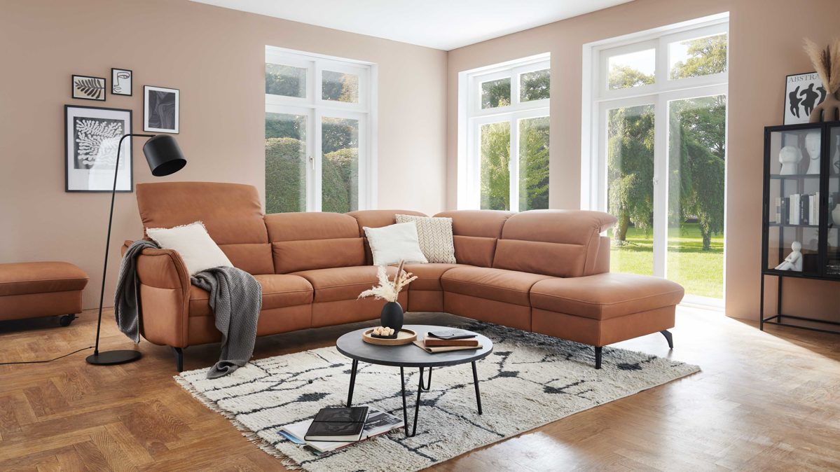 Ecksofa comfortmaster besser sitzen, liegen, leben aus Leder in Hellbraun Comfortmaster Spektra 1480 - Relax-Wohnlandschaft mit vielen Funktionen honigfarbenes LongLife-Leder Rustika LG 24 – Stellfläche ca. 237 x 255 cm