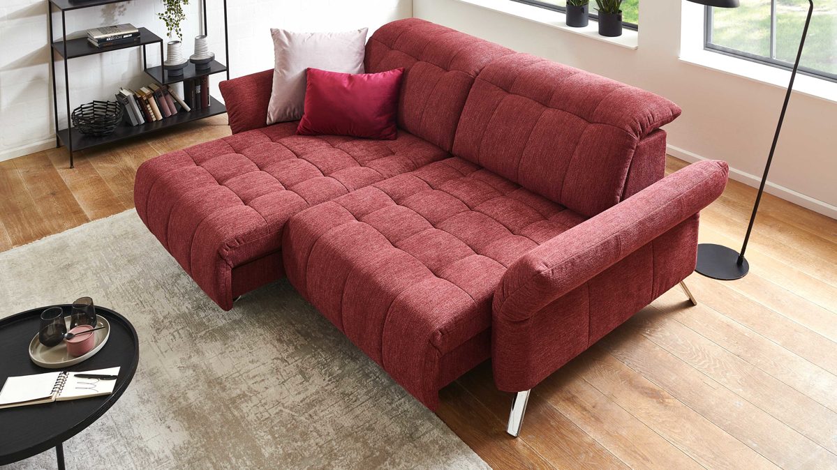 Bigsofa KAWOO aus Stoff in Rot KAWOO Serie Braga - Bigsofa mit Sitting Bed-Funktionen marsalaroter Velours & Chromfüße – Länge ca. 218 cm