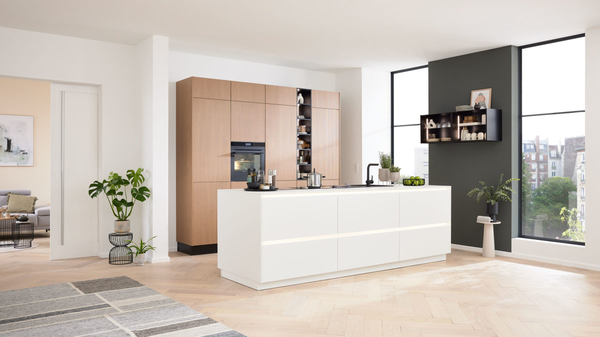Einbauküche Interliving aus Holz in Holzfarben Interliving Küche Serie 3075 mit AEG-Einbaugeräten Stripe Wood Crema & Weiß – zweizeilig
