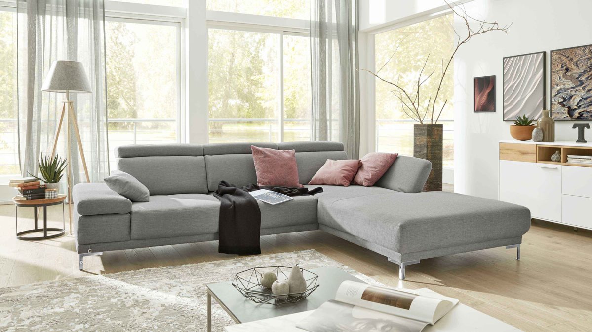 Ecksofa Interliving aus Stoff in Grau Interliving Sofa Serie 4251 – Funktions-Ecksofa platinfarbener Bezug Active Line Vaneo 07  & silberfarbene Metallfüße – Stellfläche ca. 300 x 225 cm