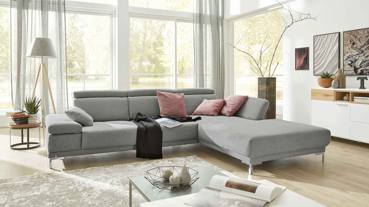 Ecksofa Interliving aus Stoff in Grau Interliving Sofa Serie 4251 – Ecksofa mit Funktionen platinfarbener Bezug Active Line Vaneo 07  & silberfarbene Metallfüße – Stellfläche ca. 300 x 225 cm