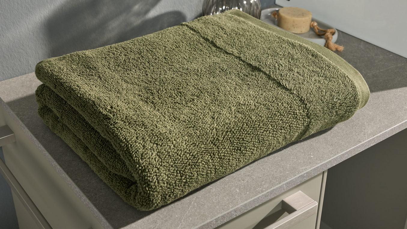 Duschhandtuch Interliving aus Naturfaser in Dunkelgrün Interliving Handtuch Serie 9108 - Duschtuch olivgrüne Baumwolle  - ca. 100 x 150 cm