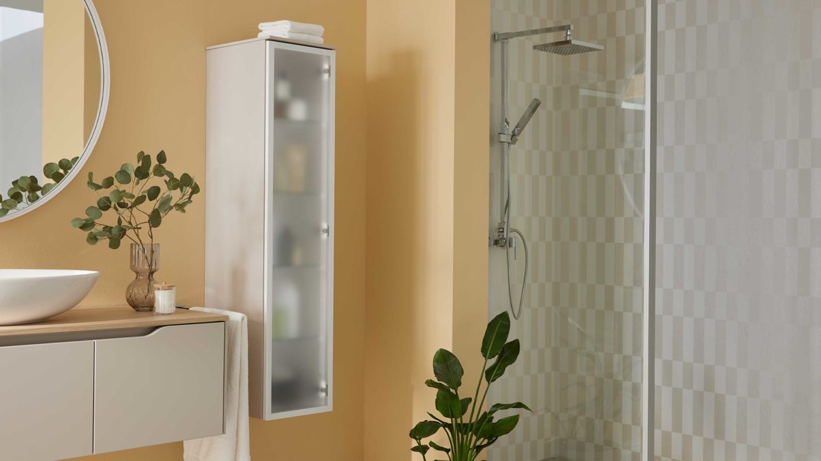 Midischrank Interliving aus Holz in Hellgrau Interliving Bad Serie 7969 - Midischrank sandfarbenes Lacklaminat & Milchglas - eine Tür