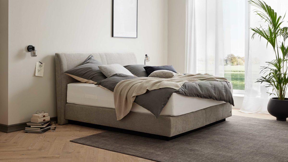 Boxspringbett Interliving aus Stoff in Hellgrau Interliving Boxspringbett Serie 1401 silberfarbener Bezug Rob 533006 – Liegefläche ca. 180 x 200 cm