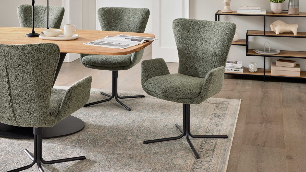 Polsterstuhl Interliving aus Stoff in Grün Interliving Esszimmer Serie 5121 – Armlehnstuhl mit Drehfunktion thymianfarbener Bouclé Alpine & schwarzes Metall