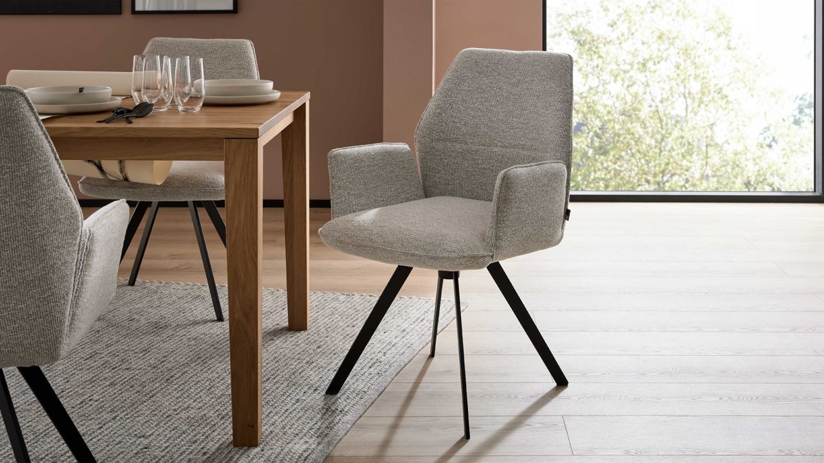 Polsterstuhl Interliving aus Stoff in Weiß Interliving Esszimmer Serie 5102 – Armlehnstuhl mit Drehfunktion leinenfarbener Jacquard Lodge L07 & schwarzes Eisen