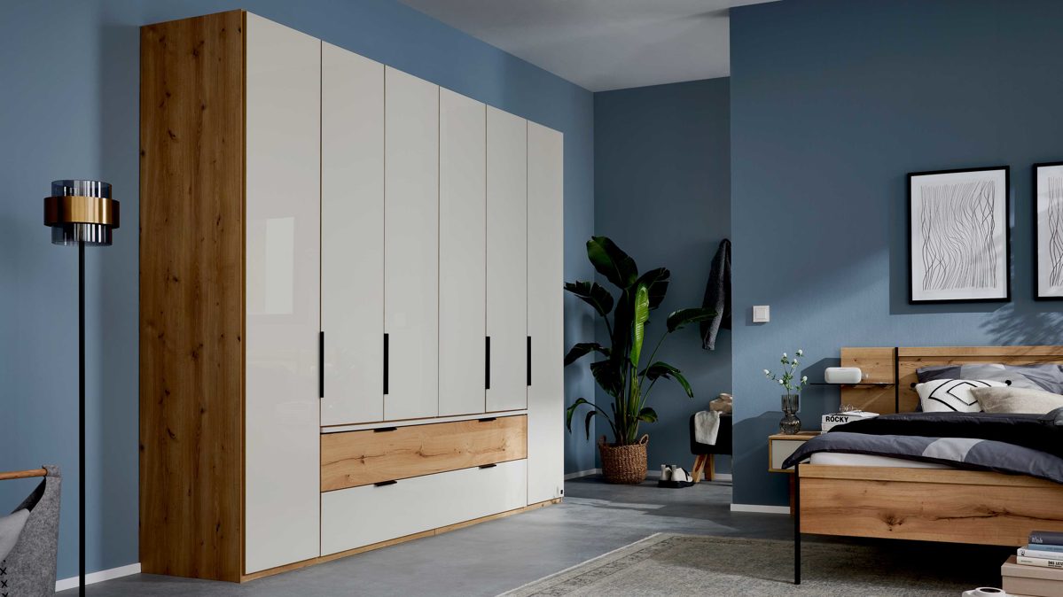 Kleiderschrank Interliving aus Holz in Hellgrau Interliving Schlafzimmer Serie 1034 – Kleiderschrank champagnerfarbenes Glas & Kernholz – sechs Türen & zwei Schubladen, Breite ca. 300 cm