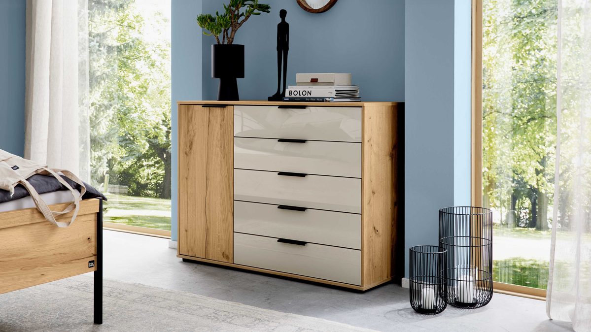 Kombikommode Interliving aus Holz in Hellgrau Interliving Schlafzimmer Serie 1034 – Kombikommode champagnerfarbenes Glas & Bianco Eiche – eine Tür, fünf Schubladen, Breite ca. 120 cm