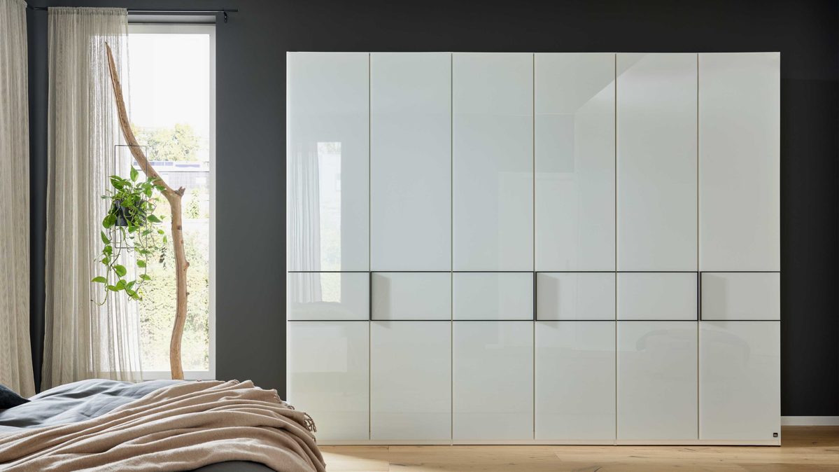 Kleiderschrank Interliving aus Holz in Weiß Interliving Schlafzimmer Serie 1033 – Kleiderschrank weißes Glas & Holz – sechs Türen, Breite ca. 300 cm
