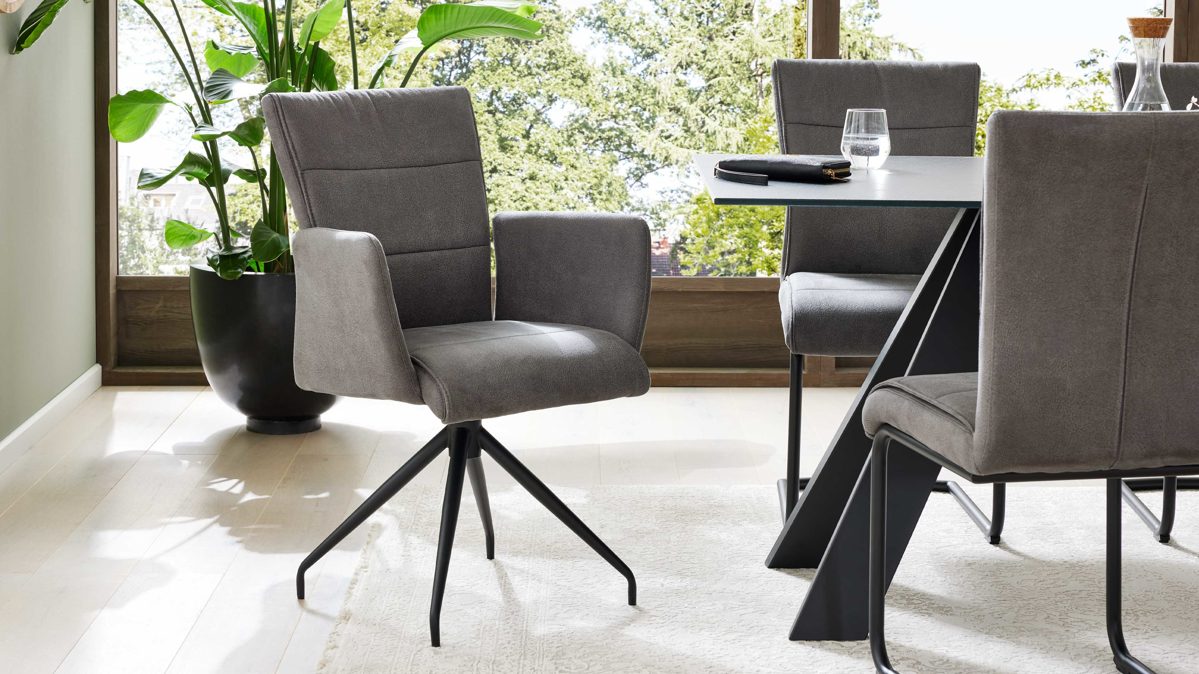 Vierfußstuhl Interliving aus Kunstfaser in Dunkelgrau Interliving Esszimmer Serie 5122 – Armlehnstuhl onyxfarbene Mikrofaser & mattschwarzes Metall
