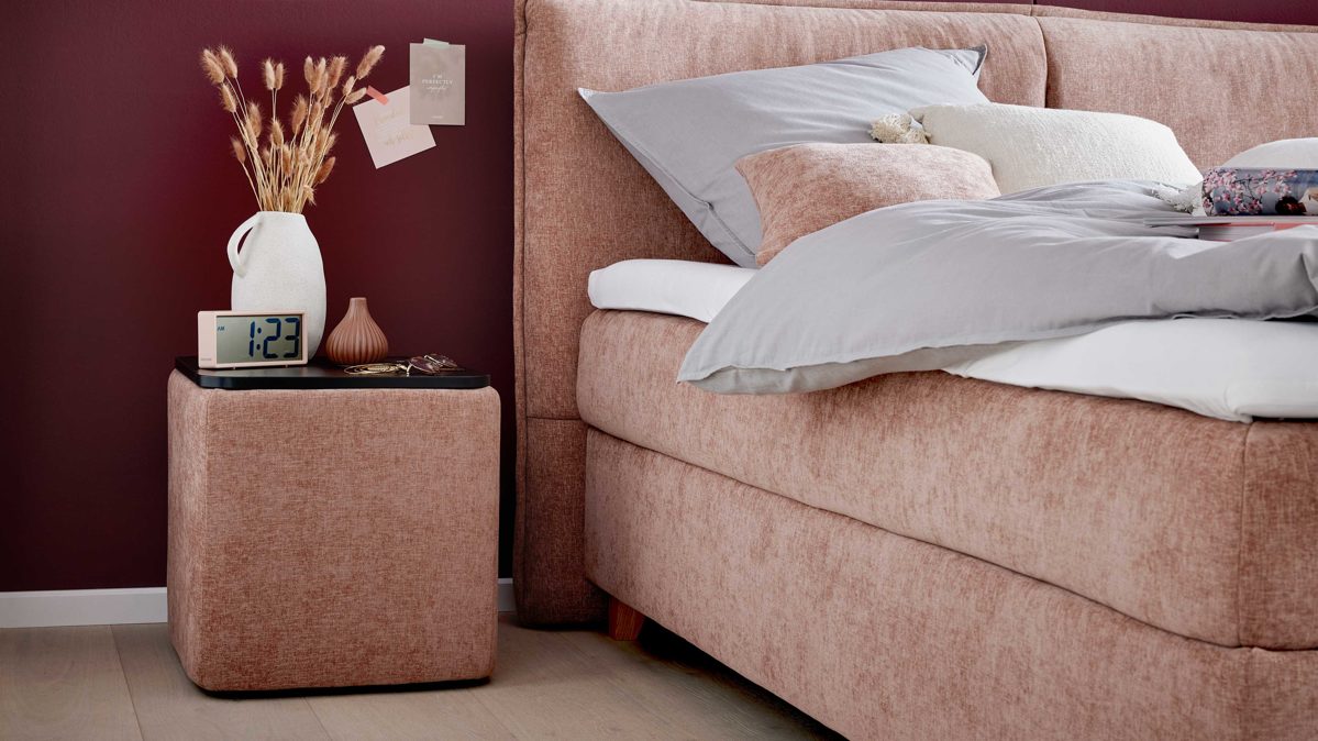 Nachttisch Interliving aus Stoff in Rosa Interliving Boxspringbett Serie 1420 - Nachtkonsole mit Induktionsladefeld sienafarbene Chenille & schwarzes Holz - ca. 48 x 50 cm
