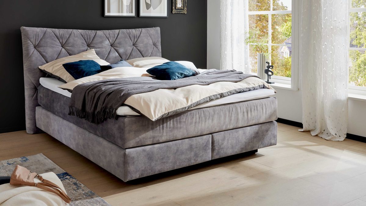 Boxspringbett Interliving aus Stoff in Grau Interliving Bettensystem Serie 1420 - Boxspringbett mit Bettkasten silberfarbener Strickvelours Auri - Liegefläche ca. 180 x 200 cm