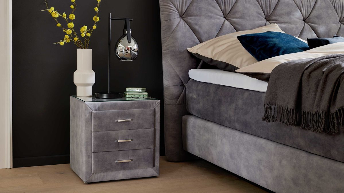 Nachtkommode Interliving aus Stoff in Grau Interliving Bettensystem Serie 1420 - Nachtkonsole mit Schubladen silberfarbener Strickvelours Auri - drei Schubladen, Breite ca. 48 cm
