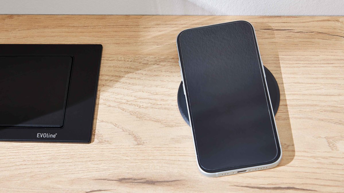 Zubehör Interliving aus Metall in Schwarz Interliving Wohnzimmer Serie 2031 - kabellose Ladefunktion für Schreibtisch