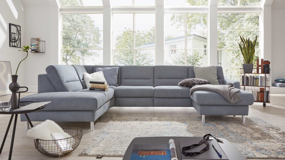 Ecksofa Interliving aus Stoff in Hellblau Interliving Sofa Serie 4305 – Wohnlandschaft mit Federkern eisblauer Bezug Miro – Stellfläche ca. 211 x 311 cm