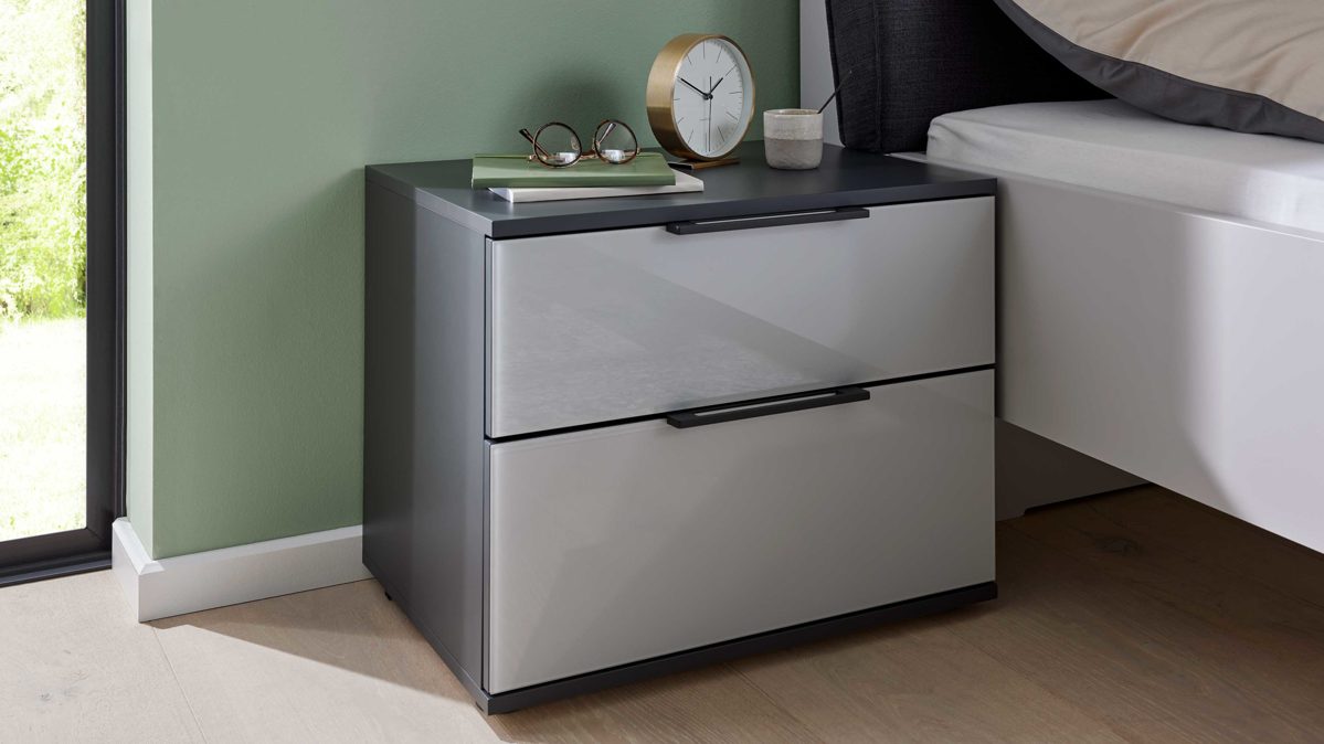 Nachtkommode Interliving aus Holz in Hellgrau Interliving Schlafzimmer Serie 1210 – Nachtkommode Seidengrau & Basalt - zwei Schubladen, Breite ca. 46 cm