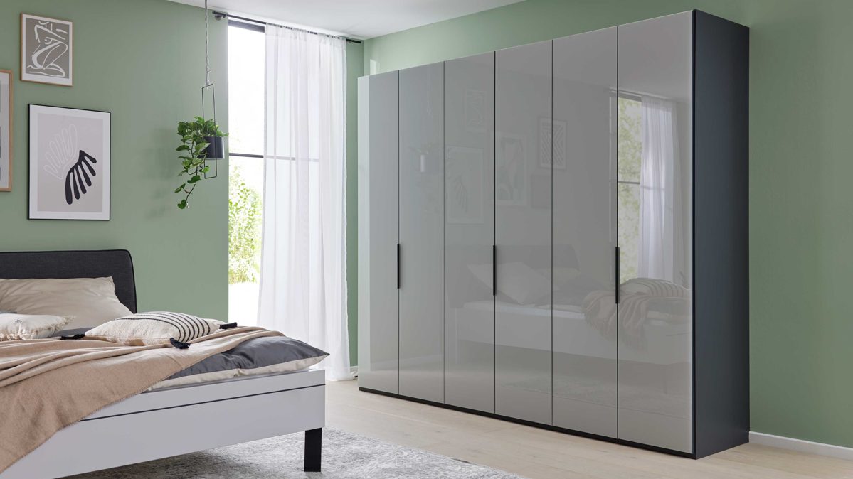 Kleiderschrank Interliving aus Holz in Hellgrau Interliving Schlafzimmer Serie 1210 – Kleiderschrank Seidengrau & Basalt - sechs Türen, Breite ca. 299 cm