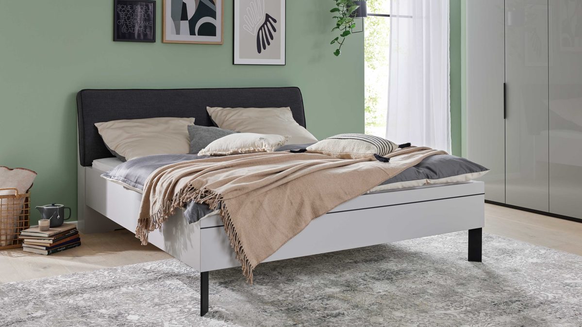 Bettgestell Interliving aus Holz in Grau Interliving Kleiderschrank Serie 1207  Bettgestell Satingrau & anthrazitfarbener Bezug Stone - Liegefläche ca. 180 x 200 cm