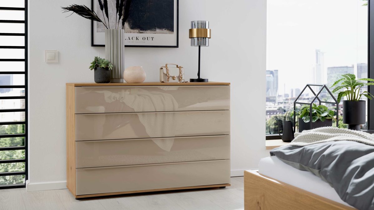 Schubladenkommode Interliving aus Holz in Holzfarben Interliving Schlafzimmer Serie 1210 – Schubladenkommode Taupe & Balkeneiche - fünf Schubladen, Breite ca. 120 cm