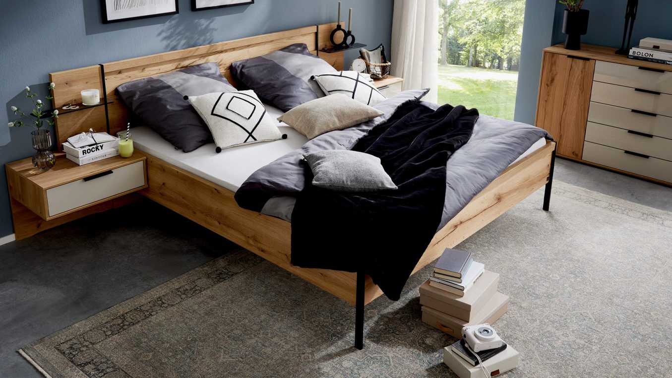 Möbelbeleuchtung Interliving aus Holz in Holzfarben Interliving Schlafzimmer Serie 1034 – Bettgestell mit Nachtkonsolen und Beleuchtung champagnerfarbenes Glas & Eiche Bianco - Liegefläche ca. 180 x 200 cm