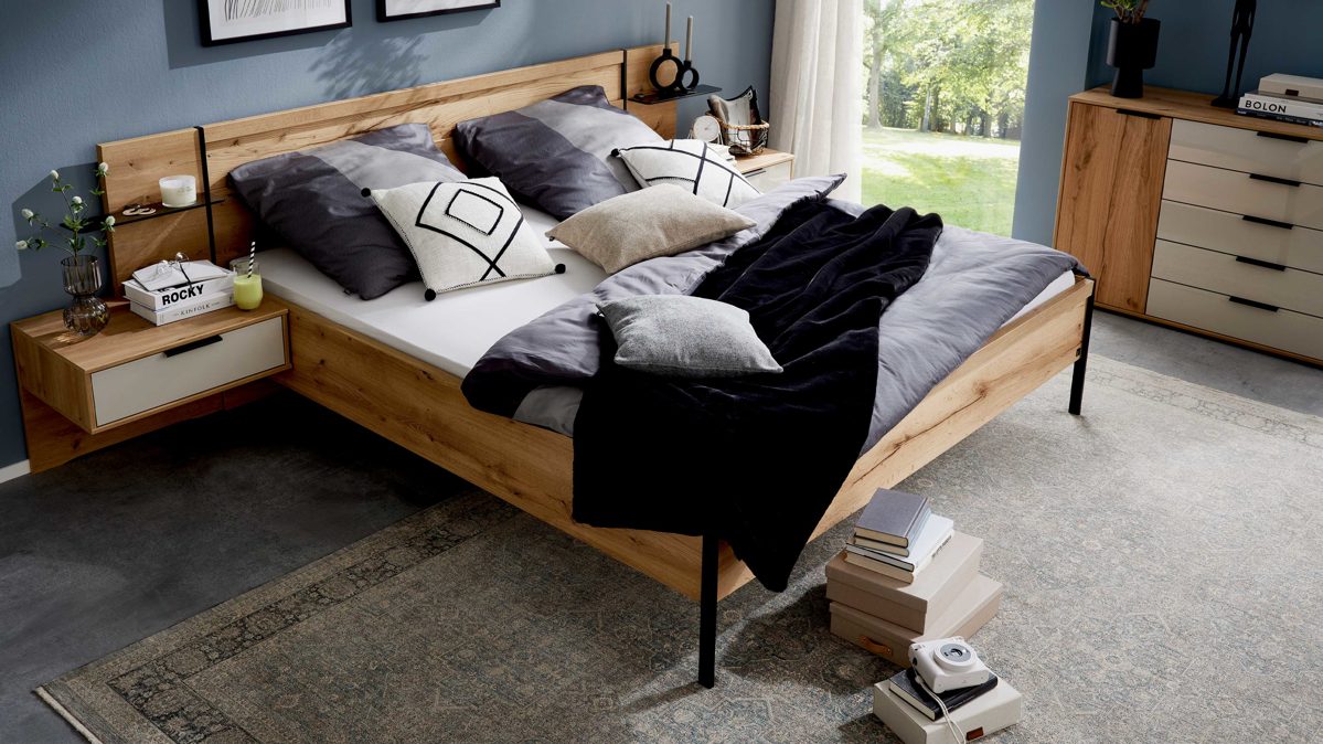 Bettgestell Interliving aus Holz in Holzfarben Interliving Schlafzimmer Serie 1034 – Bettgestell mit Konsolen Eiche Bianco & champagnerfarbenes Glas - Liegefläche ca. 180 x 200 cm