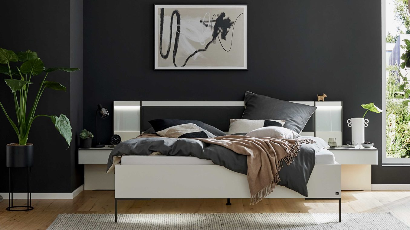 Möbelbeleuchtung Interliving aus Holz in Dunkelgrau Interliving Schlafzimmer Serie 1033 – Bettgestell mit Konsolen und Licht lavafarbenes Kunstleder, weißes Glas & Holz - Liegefläche ca. 180 x 200 cm