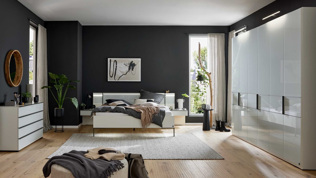 Möbelbeleuchtung Interliving aus Holz in Weiß Interliving Schlafzimmer Serie 1033 – Komplettzimmer mit Beleuchtung weißes Glas & Holz