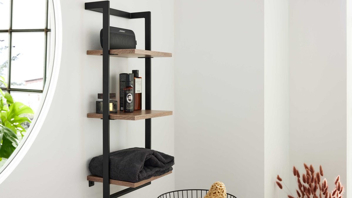 Wandregal Interliving aus Holz in Holzfarben Interliving Bad Serie 7340 – Wandregal Vikings Oak & mattschwarzes Metall - drei Böden