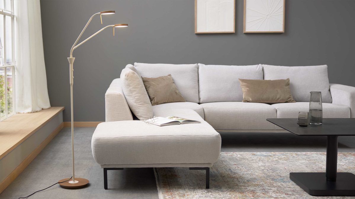 Stehleuchte Interliving aus Metall in Hellgrau Interliving Leuchten Serie 9352 - Stehlampe mit zwei Flexarmen warmgraues & kaffeefarbenes Metall - Höhe ca. 160 cm