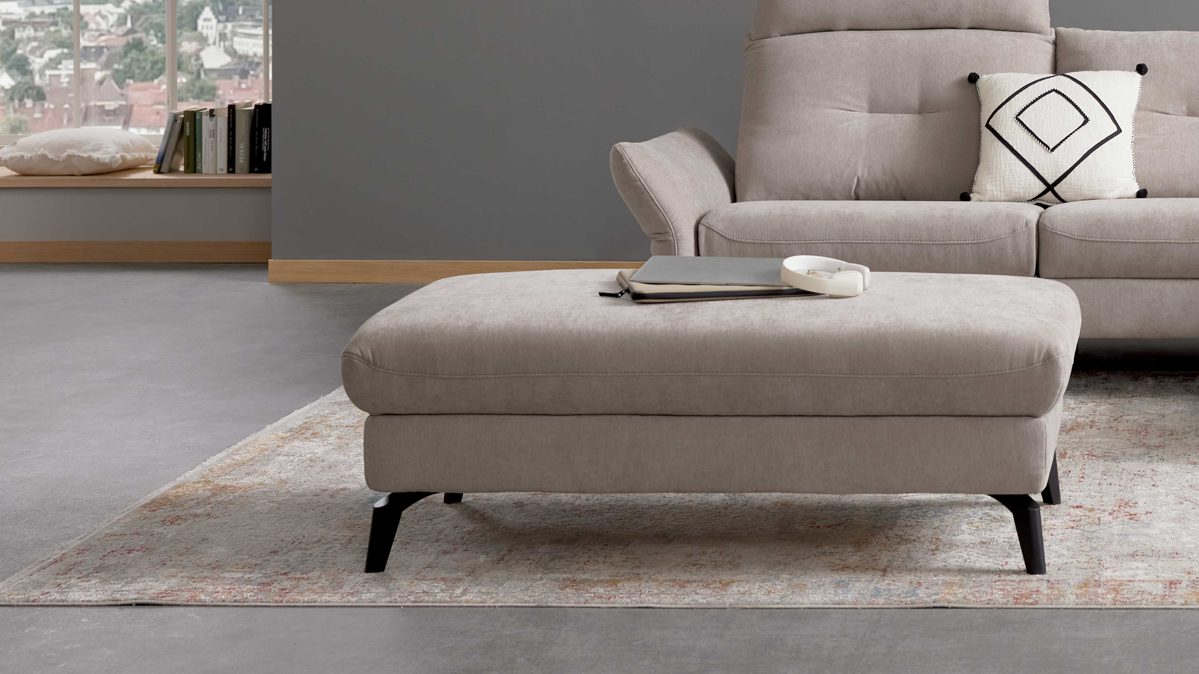 Polsterhocker Interliving aus Stoff in Hellgrau Interliving Sofa Serie 4400 - XXL-Hocker 57-121 platingrauer Bezug DWN 49 - ca. 128 x 67 cm