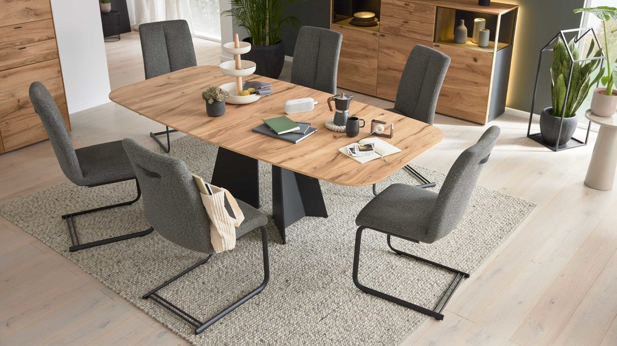 Tischgruppe Interliving aus Holz in Holzfarben Interliving Esszimmer Serie 5119 - Essgruppe helle Eiche rustico, anthrazitfarbenes Metall & olivfarbener Webstoff