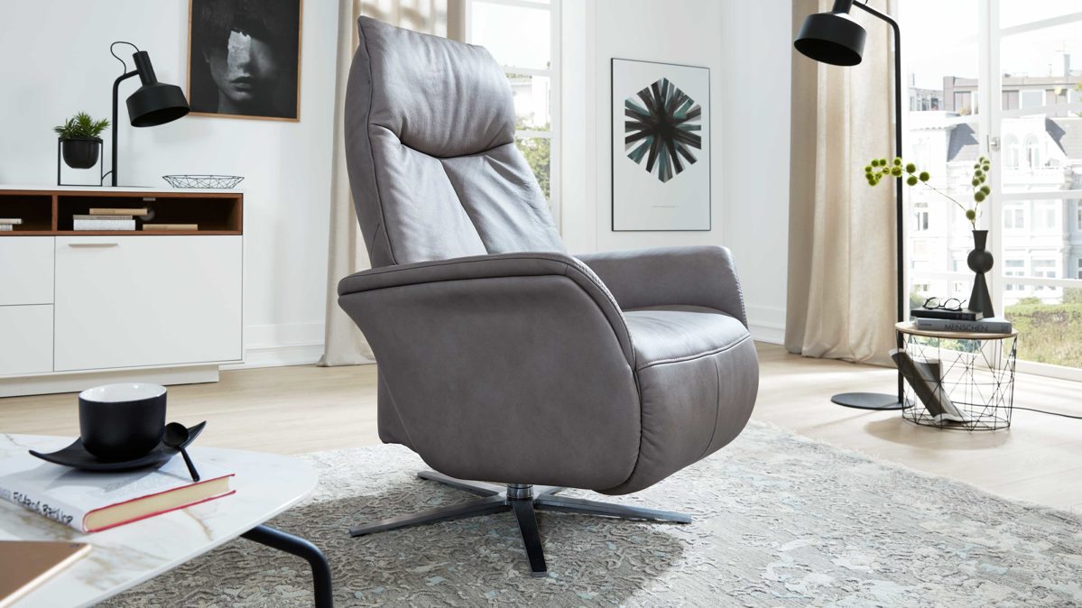 Relaxsessel Interliving aus Leder in Grau Interliving Sessel Serie 4550 - Sessel 35U44 manuelle Funktionen - titanfarbenes LongLife-Leder & edelstahlfarbener Tellerfuß